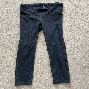 Gap- low rise maternity Capri leggings